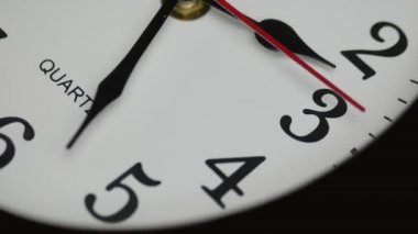 Saat yüzü siyah arka plan üzerine