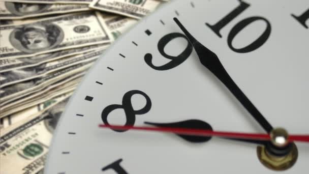 Horloge murale et dollars — Video