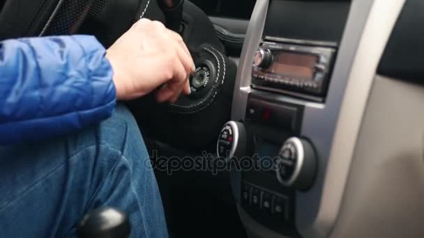 Hombre arrancando un camión — Vídeos de Stock