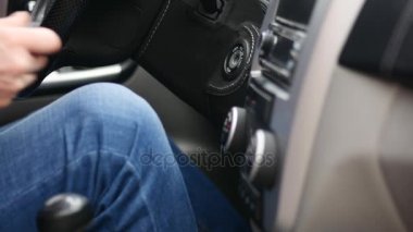 Başlangıç araba ve sürüş için anahtar kullanan adam