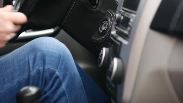 Homem usando a chave para iniciar carro e condução — Vídeo de Stock