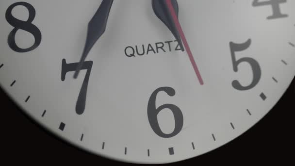 Класичний чорно-білий годинник — стокове відео
