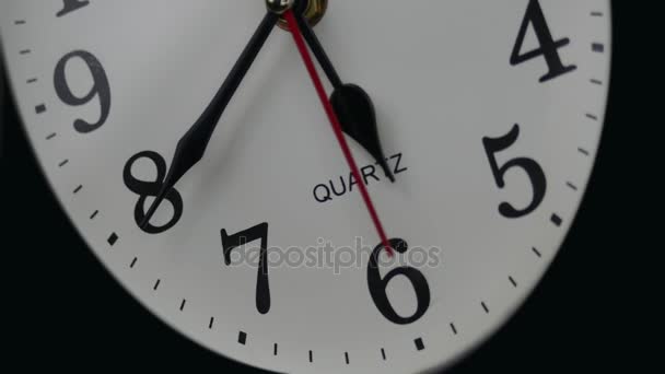 Orologio da parete ufficio in stile classico, primo piano — Video Stock