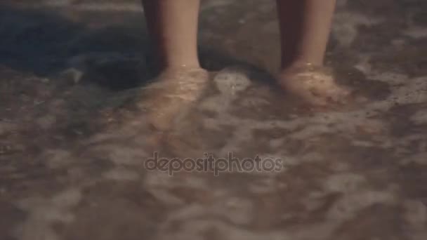 Морской берег и ноги мальчика — стоковое видео