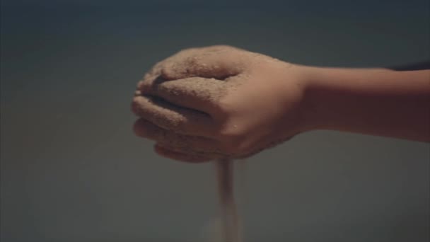 꼬마의 손에 모래가 까이 서 — 비디오