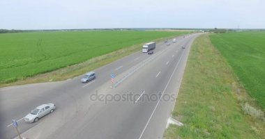 Hava: karayolunda kargo taşıma Nakliye kamyonu yukarıda uçan