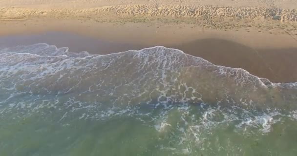 mořské vlny na písek