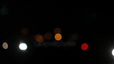 Büyük şehrin gece trafik ışıkları