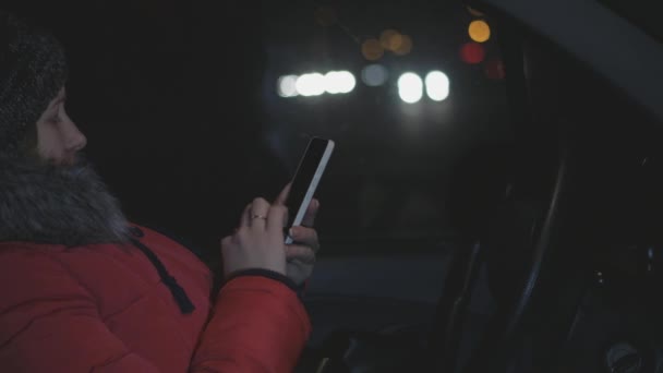 Mujer escribe un mensaje en un teléfono inteligente — Vídeos de Stock