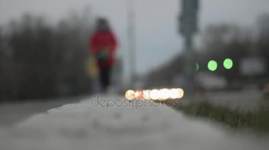 Genç kız genç, çocuk, yürüyüş. Ayak adım yakın çekim