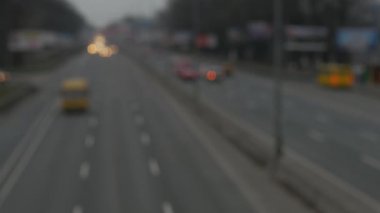 Otoban yaklaşmakta olan Los Angeles trafiği olan alacakaranlıkta