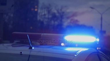 Yol kenarında park ışıkları yanıp sönen ile polis arabası