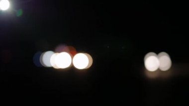 Renkli ışıklar - Bokeh Out odak ile gece bulanık trafik yavaş
