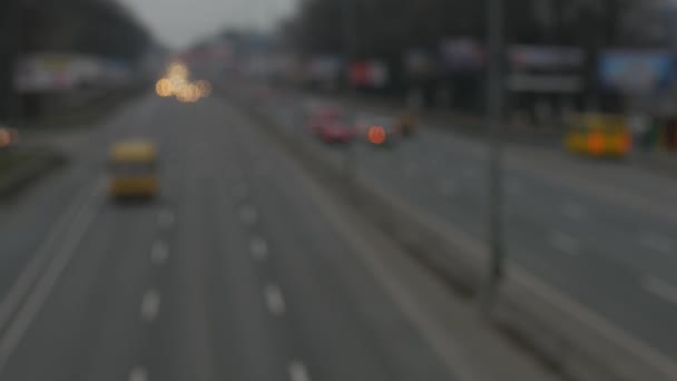 Autobahn bei Einbruch der Dunkelheit mit Gegenverkehr — Stockvideo