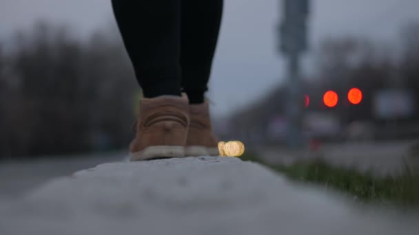 Ženské nohy v botách chodit po asfaltu rozmazané světla — Stock video