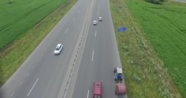 Çiftlik traktör üzerinde ülke yolda sinek