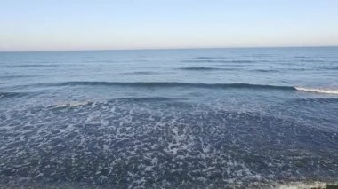 Yavaş dalgalar deniz üzerinde yukarıda hava uçan