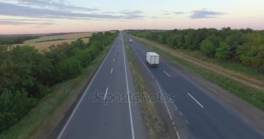 4k hava konteyner kamyon taşıma yukarıda yüksek uçan