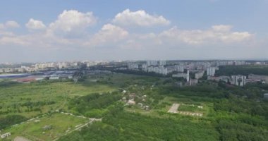 Hava quadcopter video yeşil çam ormanları içinde şehre uçmak.