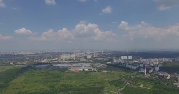 Панорама зеленого города с небоскребами на расстоянии — стоковое видео