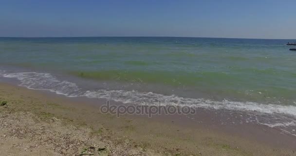 Drone voando sobre as ondas do mar — Vídeo de Stock