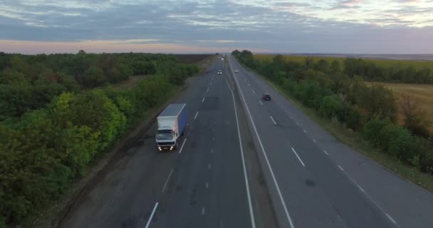 고속도로에서 화물을 수송 하는 화물 트럭 위에서 공중 비행 — 비디오
