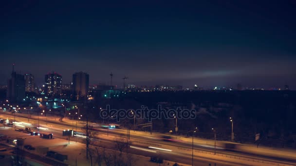 Video de lapso de tiempo del tráfico nocturno de la ciudad y nubes — Vídeos de Stock