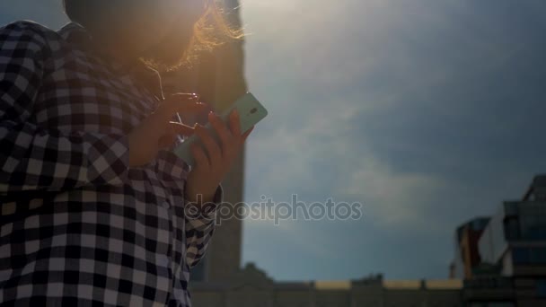 Dívka používá mobilní telefon ve městě — Stock video