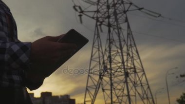 Kadın Tablet Pc arka plan destekler yüksek voltajlı güç hatları üzerinde kullanın.