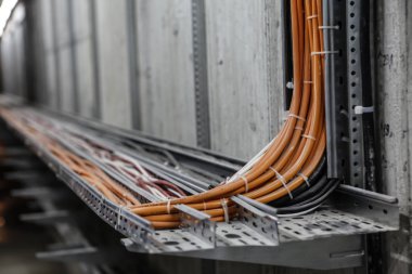 Fiber Optik Ağ Kabloları. Raylar üzerinde Fibber kanal optik ağ kabloları