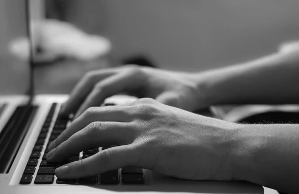 Macro, homens mão digitando no teclado notebook — Fotografia de Stock