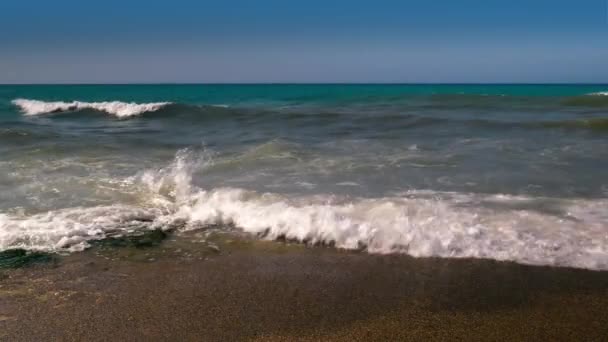 Océano olas estrellándose en la playa — Vídeos de Stock