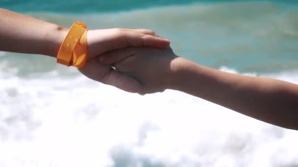 Крупним планом рука дитини тримає дитину за руку — стокове відео
