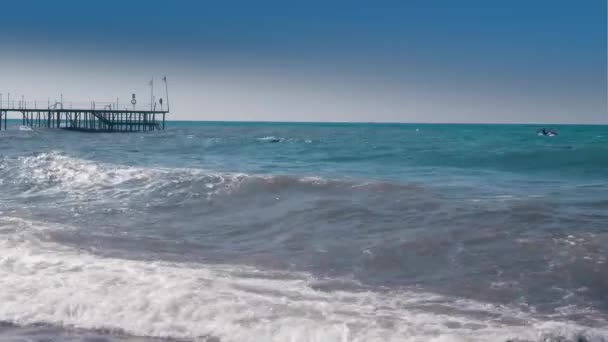 Rompiendo olas en el muelle — Vídeos de Stock