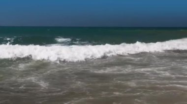 Dalga namlulu mavi okyanus