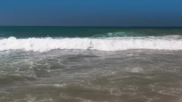 Пляжный солнечный день пустое голубое море летнее небо вода океан путешествия отпуск волна песчаная солнечная природа — стоковое видео