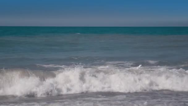 Όμορφη θέα σε μικρό μπροστά surf παραλία δίπλα στον ωκεανό με σπάσιμο — Αρχείο Βίντεο