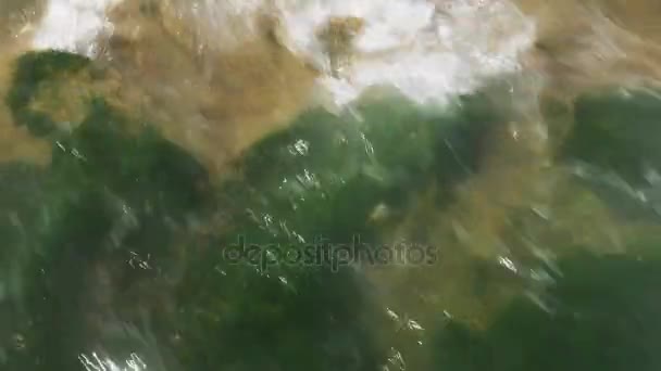Océano olas rompen en la roca pequeña — Vídeos de Stock