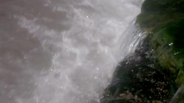 Deniz taşları güçlü dalgaları kırıyor. — Stok video