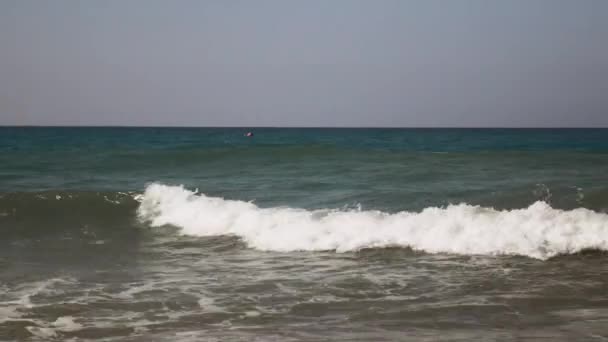 Playa soleada gran angular tiro de olas salpicando suavemente en la playa fina — Vídeos de Stock