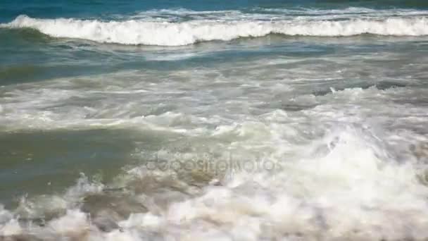 A tenger lágy hulláma a homokos tengerparton — Stock videók