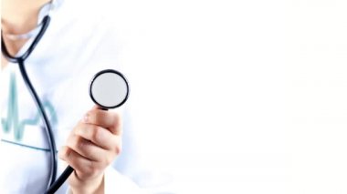 Mavi kalp atışı gösterir stetoskop tutan doktor dijital olarak oluşturulan video