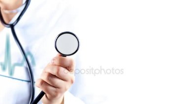 Mavi kalp atışı gösterir stetoskop tutan doktor videoda zoom