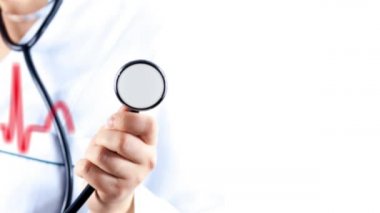 Sanal ekran ve doktor stetoskop tutan kırmızı kalp atışı