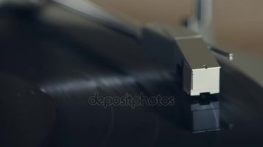 LP vinil kaydı oynayan eski antika gramofon