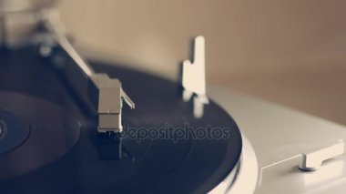 DJ iğne iplik pikap üzerinde. Müzik dinleme