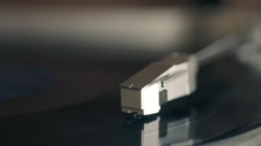Bir vinil plak vintage bir pikap üzerinde bir closeup çekim
