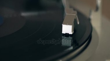 DJ pikabındaki vinil plağı kapat