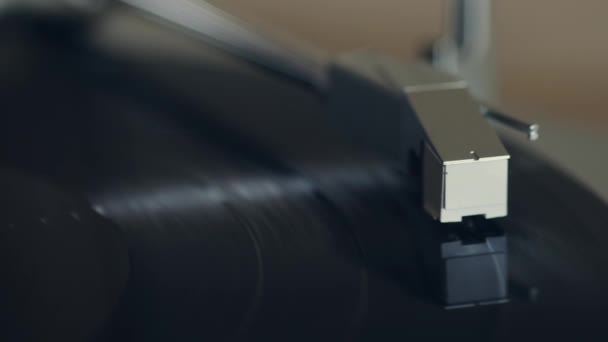Старый винтажный граммофон, играющий на пластинке lp — стоковое видео