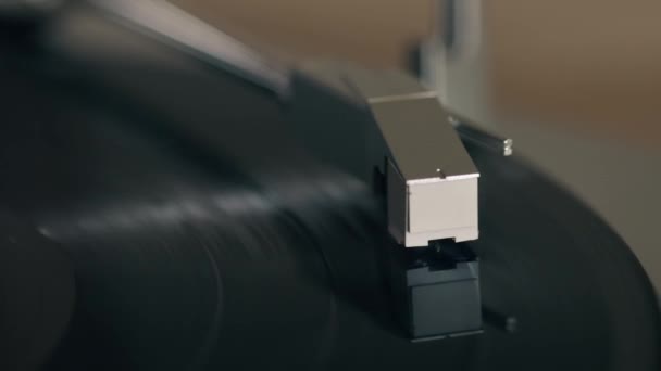 Primer plano 4k película de un tocadiscos tocando un disco negro de vinilo . — Vídeos de Stock